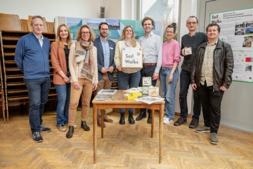Gruppenbild des Soil Walks-Projektteams im Pfarrsaal in Altmünster.