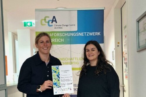 Barbara Steinbrunner mit der Urkunde