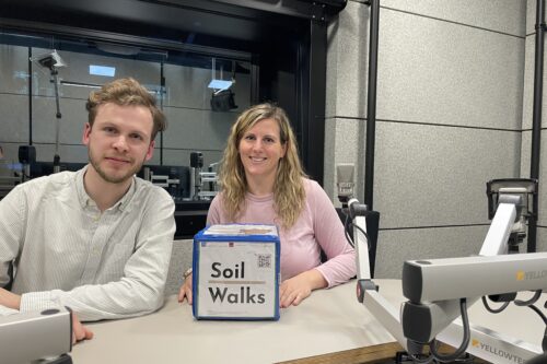 Barbara Steinbrunner und Elias Grinzinger im Studio mit dem Soil Walks Würfel.