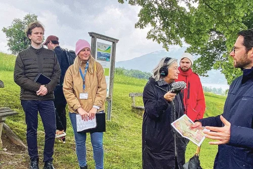 Barbara Steinbrunner und Elias Grinzinger mit dem Bürgermeister von Altmünster während des Walks