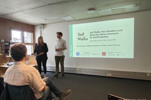 Barbara Steinbrunner und Elias Grinzinger bei der Präsentation