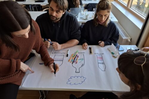 Studierende bei der Ausarbeitung der Plakate