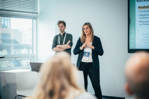 Barbara Steinbrunner und Elias Grinzinger bei der Präsentation