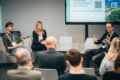 Barbara Steinbrunner und Elias Grinzinger bei der Präsentation