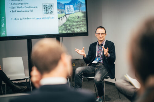 Sigbert Huber bei der Präsentation