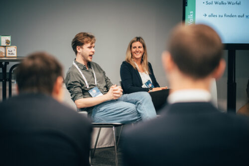 Barbara Steinbrunner und Elias Grinzinger bei der Präsentation
