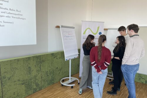 Studierende präsentieren ihre Plakate