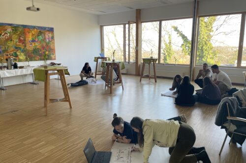 Die Studierenden bei der Ausarbeitung von Plakaten