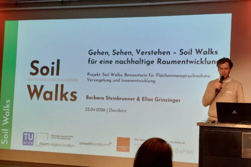 Barbara Steinbrunner und Elias Grinzinger bei der Präsentation